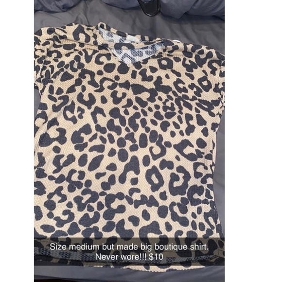 Size medium boutique top. Never worn! Fits like a large. - Picture 1 of 2